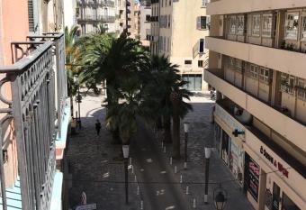 2 pi  ces Hyper Centre   quip   et Confortable Toulon allows 18 year olds to book a room