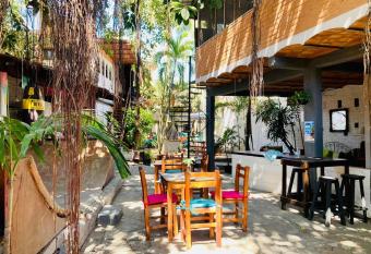 El Patio Hostel Tropical has Balcony rooms