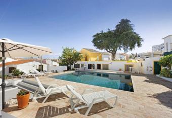 A Cerca - A allows 18 year olds to book a room