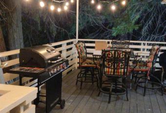 Sunshine Cabin has Balcony rooms