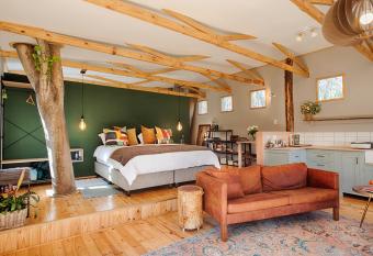 Elsewhere Treehouse and Apartment on the River has Balcony rooms