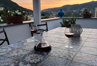 Villa Rosa has Balcony rooms