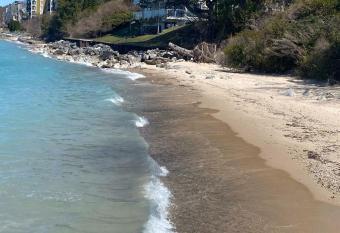 Modern Cottage in the Heart of Charlevoix allows 18 year olds to book a room