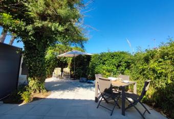 L OUSTO - Studio avec magnifique Terrasse    5 min de Cassis has Balcony rooms