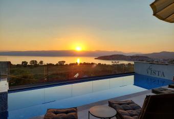 La Vista Luxury Villa has Balcony rooms