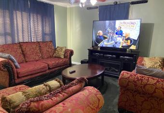 3 bedrooms close to hospital, downtown & College has Balcony rooms