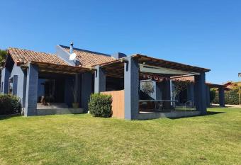 Espectacular Casa tipo resort y caba  a reci  n remodeladas. En una parcela de 10.000 metros cuadrados encontrar  s esta casa de la cual no vas a querer salir. La Casa est   impecable, con muebles nuevos y tiene todo lo que necesitas y m  s!! has Balcony rooms