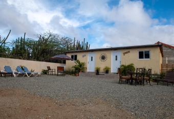 LOVE & PEACE APARMENTS has Balcony rooms