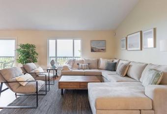 Ocean View Retreat Mins to Beaches & Trails has Balcony rooms