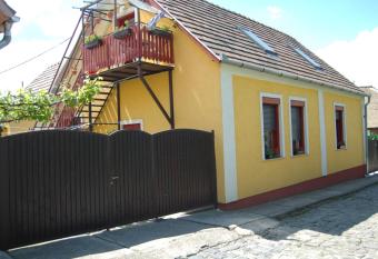 Z  ch Kl  ra utcai Apartman has Balcony rooms