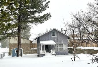 Big Bear Bungalow has Balcony rooms