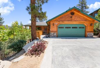 Castle Glen has rooms with a private hot tub