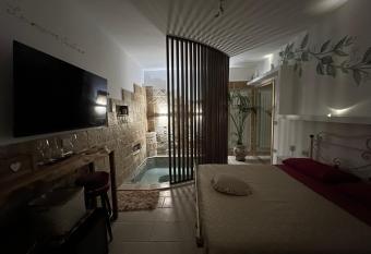 Lemon Suite-Luxury has rooms with a private hot tub