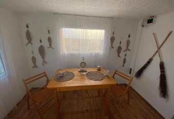 La maturile incrucisate allows 18 year olds to book a room