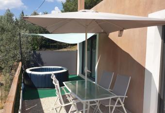 rez de villa vue dominante avec spa has Balcony rooms