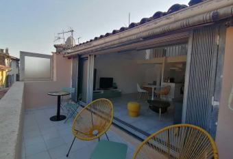 Charmant appartement terrasse sur les toits allows 18 year olds to book a room