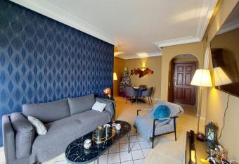 Appartement de luxe au c  ur du quartier vivant de Casablanca has Balcony rooms