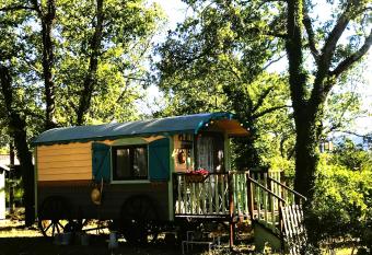  has rooms with a private hot tub