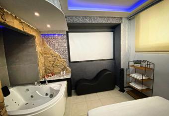 Aparta suite la nuit allows 18 year olds to book a room
