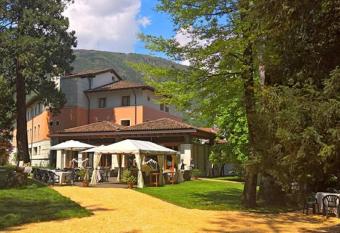 Eurohotel Palace Maniago has rooms with a private hot tub