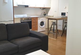 Acogedor estudio en el centro de Vigo allows 18 year olds to book a room