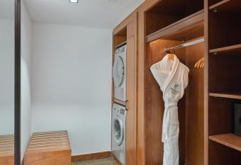 Holiday Inn & Suites - Cairo Maadi, an IHG Hotel has rooms with a private hot tub