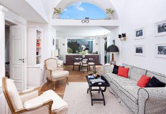 Casa Di Capri allows 18 year olds to book a room