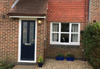 KB21 Attractive 2 Bed House, pets/long stays with easy links to London, Brighton and Gatwick allows 18 year olds to book a room