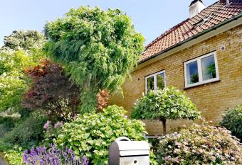 Room in a Danish cottage with garden view, 10 min to CPH allows 18 year olds to book a room