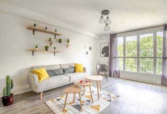 Logement cosy, lumineux, balcon et vue sur parc has Balcony rooms