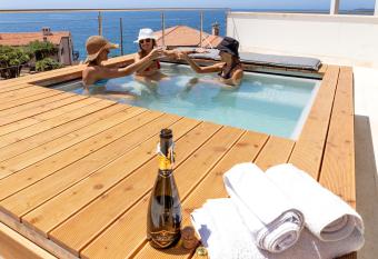 Villa Bali - Luxury Seafront Villa in Fertilia has Balcony rooms