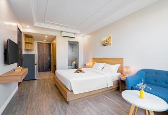 Le Cap Hotel & Apartment has rooms with a private hot tub