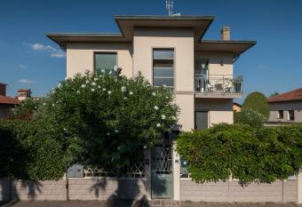 LA S VOLTA VANZAGO BED AND BREAKFAST has Balcony rooms