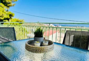 Holiday House Ermionida has Balcony rooms