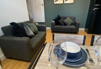Elegant 4 Bed House - 5 minutes from Leeds allows 18 year olds to book a room