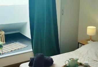 Magnifique T2 vue mer et acc  s plage    pieds Bas du fort has Balcony rooms