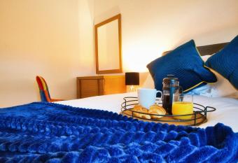 Stunning Modern City Apartment with Canal Views & Free WiFi Netflix has Balcony rooms