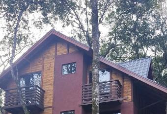 Chal   em frente ao zool  gico has Balcony rooms