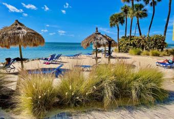 Condo less than 5 min from Airport with Sunset Views has Balcony rooms