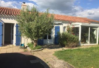 Belle villa avec piscine class  e 3   toiles has Balcony rooms