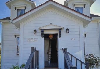 Nicholson House at Beaujolais has Balcony rooms
