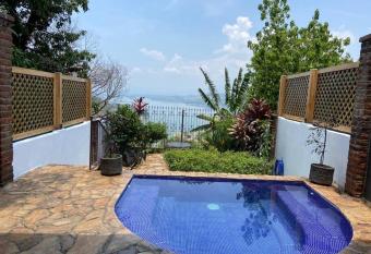 Casa Flor de Pajaro, vistas panor  micas incre  bles al lago has rooms with a private hot tub