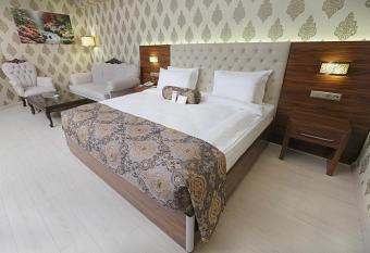 World Point Hotel Istanbul has rooms with a private hot tub