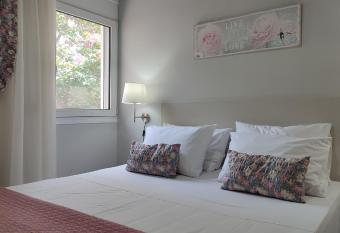 Dennis Cozy Apartment near the Beach allows 18 year olds to book a room