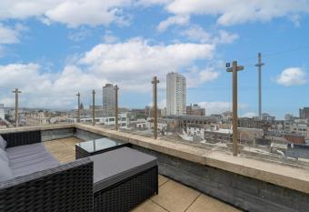 Sea View Penthouse has Balcony rooms