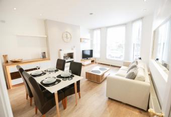 Stylish Leamington Town Centre Apartment allows 18 year olds to book a room