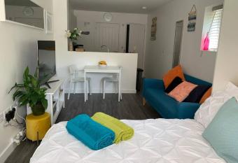 Bournemouth APARTMENTnr BEACH/TOWN/COACH/TRAIN/DOG allows 18 year olds to book a room