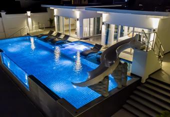 Deluxe Sunset View Jacuzzi Pool Villa H.529 Private Housekeeper 7BR Pattaya has Balcony rooms