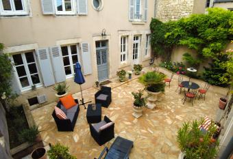 Maison d h  tes de charme - Au Lys Blanc allows 18 year olds to book a room