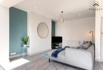    OnPoint- MASSIVE House, PERFECT Location-Parking    has Balcony rooms